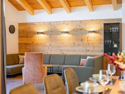 Ein Sitzbereich in der Unterkunft Grebenzen Lodge 53