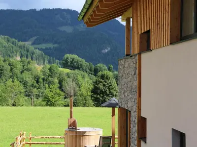 Ein allgemeiner Bergblick oder ein Berglick von des Ferienhauses aus