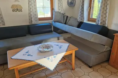 Ein Sitzbereich in der Unterkunft Ferienhaus Beringer am Kallbach