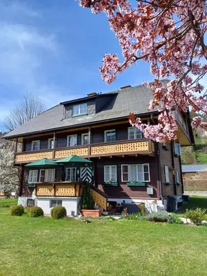 Das Gebäude in dem sich die Ferienwohnung befindet