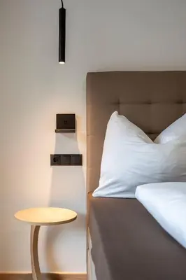 Ein Bett oder Betten in einem Zimmer der Unterkunft Goldhirsch Aparthotel