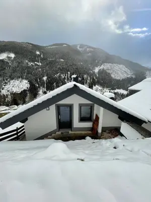 Ein allgemeiner Bergblick oder ein Berglick von des Ferienhauses aus