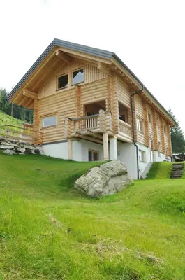 Das Gebäude in dem sich das Ferienhaus befindet