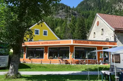 Ein allgemeiner Bergblick oder ein Berglick von des Campingplatzes aus