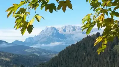 Ein allgemeiner Bergblick oder ein Berglick von der Ferienwohnung aus