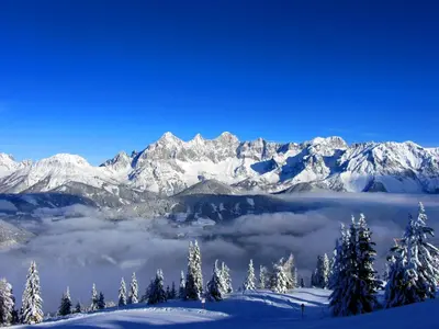 Ein allgemeiner Bergblick oder ein Berglick von der Pension aus