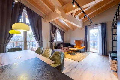 Ein Sitzbereich in der Unterkunft Höflehner Premium Gumpen Lodge