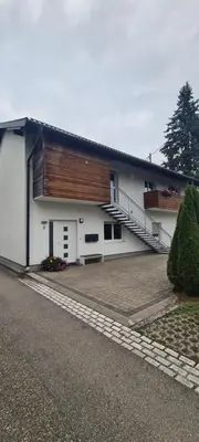 Das Gebäude in dem sich das Privatzimmer befindet
