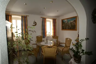 Ein Sitzbereich in der Unterkunft Gasthof zur Post