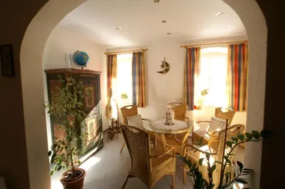 Ein Sitzbereich in der Unterkunft Gasthof zur Post