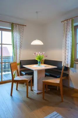 Ein Sitzbereich in der Unterkunft Haus Hödlmoser
