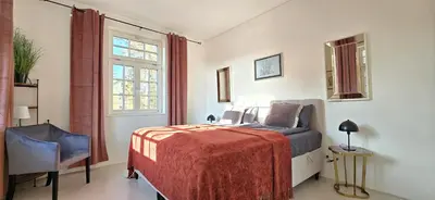 Ein Bett oder Betten in einem Zimmer der Unterkunft Luxus-Apartment in historischer Villa, Balkon & Lift, Nähe Therme Bad Hall
