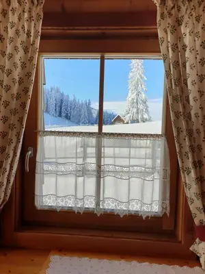 Ein allgemeiner Bergblick oder ein Berglick von des Ferienhauses aus