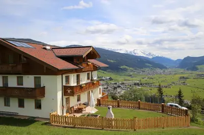 Ein allgemeiner Bergblick oder ein Berglick von der Ferienwohnung aus