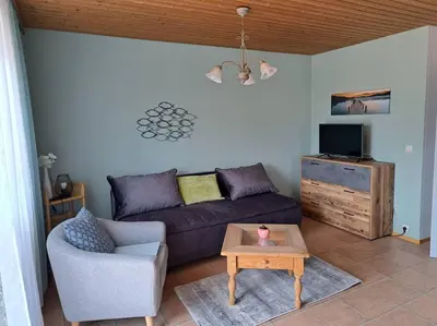 Ein Sitzbereich in der Unterkunft Ferienwohnung direkt am See 2