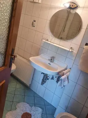 Ein Badezimmer in der Unterkunft Ferienwohnung direkt am See 4