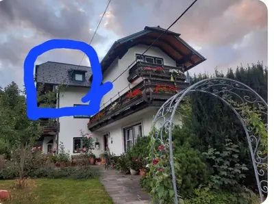Ein Garten an der Unterkunft Ferienwohnung direkt am See 4