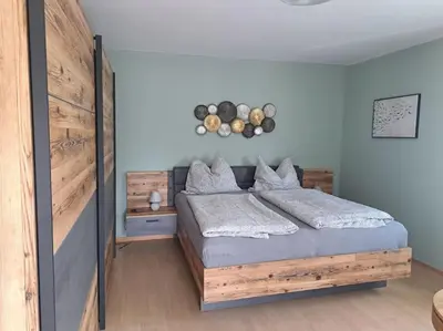Ein Bett oder Betten in einem Zimmer der Unterkunft Ferienwohnung direkt am See 1