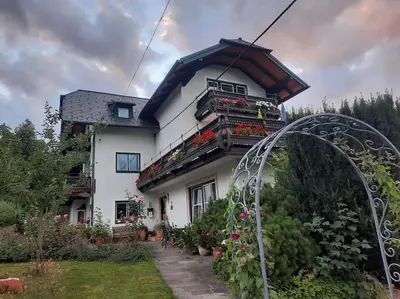 Ein Garten an der Unterkunft Ferienwohnung direkt am See 1