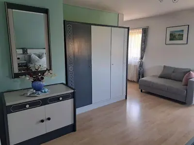 Ein Sitzbereich in der Unterkunft Ferienwohnung direkt am See 3