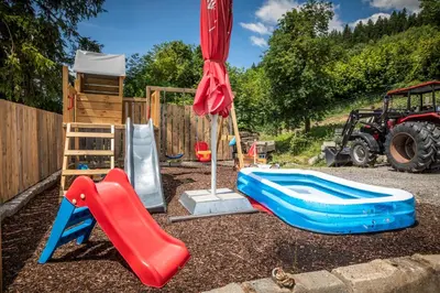 Ein Kinderspielbereich in der Unterkunft Mittergasteggut
