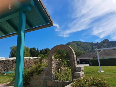 Ein allgemeiner Bergblick oder ein Berglick von des Ferienhauses aus