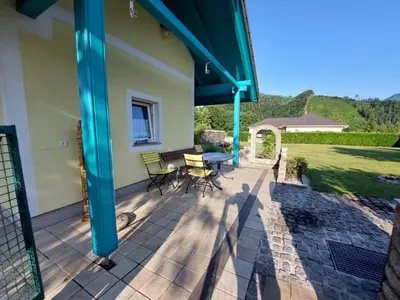 Ein Garten an der Unterkunft Haus Morgensonne im Steyrtal