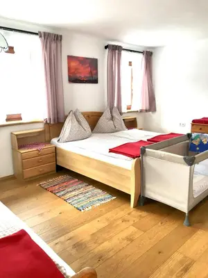 Ein Bett oder Betten in einem Zimmer der Unterkunft Landhaus mit Familienglück und Ofenwärme
