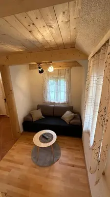 Ein Sitzbereich in der Unterkunft Seppenbauernhütte in Bad Ischl im Salzkammergut