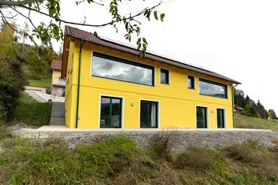 Das Gebäude in dem sich das Ferienhaus befindet