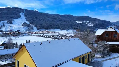 Ein allgemeiner Bergblick oder ein Berglick von des Ferienhauses aus