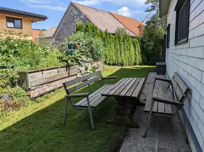 Ein Garten an der Unterkunft Schöne Wohnung mit Terrasse, Garten und-Pool