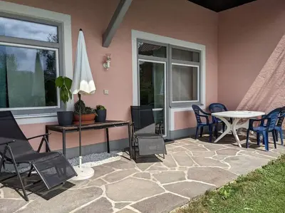 Ein Patio oder anderer Außenbereich in der Unterkunft Schöne Wohnung mit Terrasse, Garten und-Pool