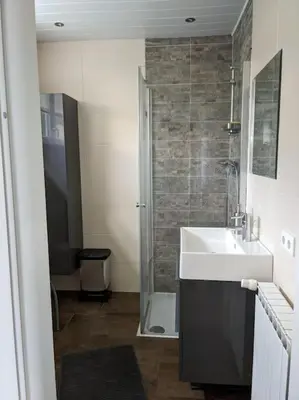 Ein Badezimmer in der Unterkunft Schöne Wohnung mit Terrasse, Garten und-Pool