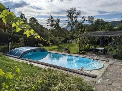 Der Swimmingpool an oder in der Nähe von Schöne Wohnung mit Terrasse, Garten und-Pool