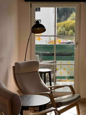 Ein Sitzbereich in der Unterkunft Tauglerei Appartement Hagebutte