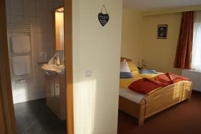 Ein Bett oder Betten in einem Zimmer der Unterkunft Edelsteinhotel Guniwirt
