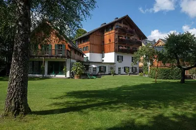 Ein Garten an der Unterkunft Altaussee Retreat Apartment - Your Austrian Home