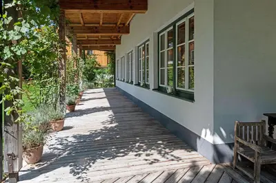 Ein Garten an der Unterkunft Altaussee Retreat Apartment - Your Austrian Home