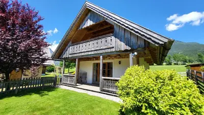 Ein allgemeiner Bergblick oder ein Berglick von des Ferienhauses aus