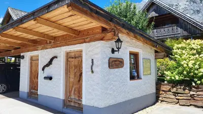 Das Gebäude in dem sich das Ferienhaus befindet