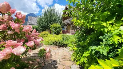 Ein Garten an der Unterkunft Stodertraum 4 