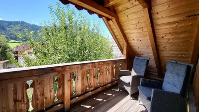 Ein allgemeiner Bergblick oder ein Berglick von des Ferienhauses aus
