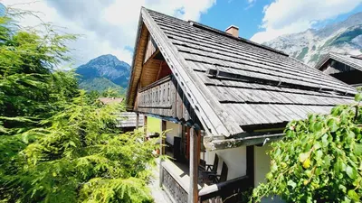 Ein allgemeiner Bergblick oder ein Berglick von des Ferienhauses aus