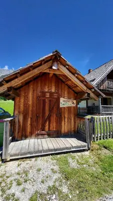 Das Gebäude in dem sich das Ferienhaus befindet