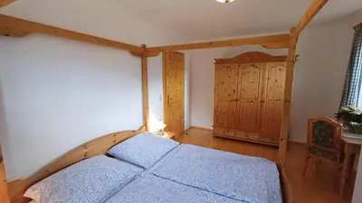 Ein Bett oder Betten in einem Zimmer der Unterkunft Prandhof Himmelbettwohnung