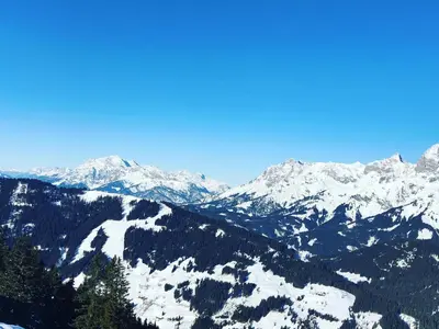 Ein allgemeiner Bergblick oder ein Berglick von der Ferienwohnung aus