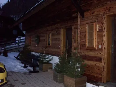 Das Gebäude in dem sich das Ferienhaus befindet