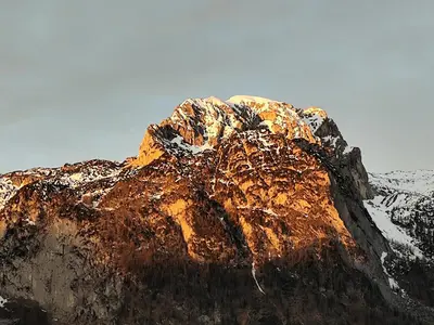 Ein allgemeiner Bergblick oder ein Berglick von des Privatzimmers aus