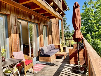 Ein Balkon oder eine Terrasse in der Unterkunft Chalet Attersee - ganzes Ferienhaus, Seeblick, Kamin, Sauna